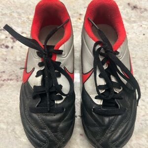 Kids Black & Red Cleats Youth Athletic Shoes size 10 Nike